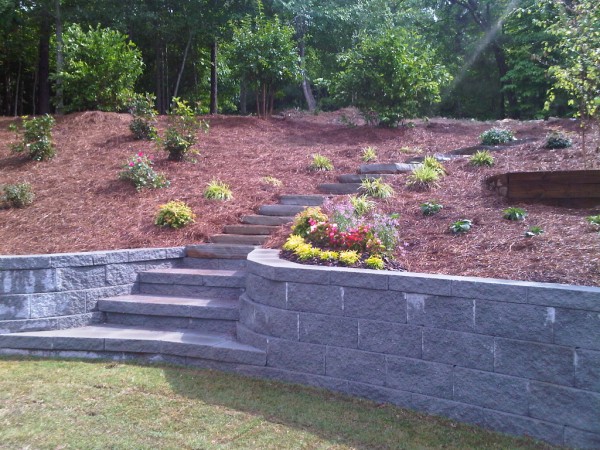 Hardscape retaining wall and landscaping