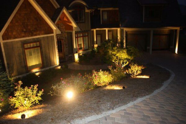 Walkway and garden path lighting